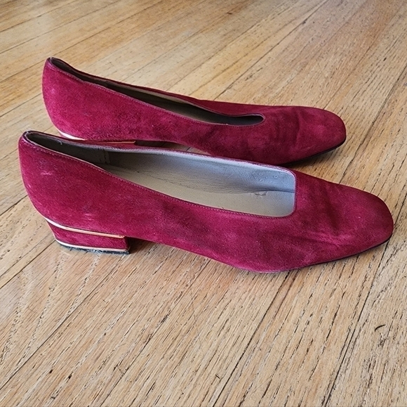 Salvatore Ferragamo Business Casual Red Suede Pump 1" Heel with Gold Detail sz6 - Picture 1 of 6